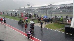 pebalap-dan-kru-hujan-deras-yang-mengguyur-kawasan-sirkuit-mandalika-jelang-race-1-kelas-wsbk.jpg