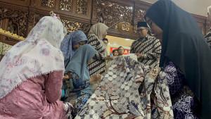 pengrajib-batik-batang-membatik-dalam-peringatan-hari-batik-2025.jpg