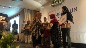 penyerahan-penghargaan-untuk-5-wanita-tangguh-pkk.jpg