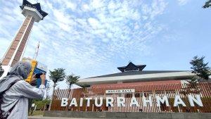 potret-halaman-masjid-baiturrahman-semarang.jpg
