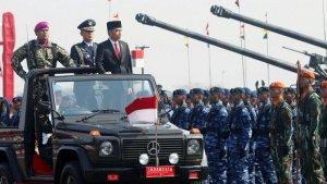 presiden-jokowi-melakukan-inspeksi-pasukan-pada-perayaan-hut-ke-74-tni.jpg