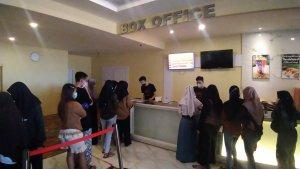 jateng/ratusan-pengunjung-rela-mengantre-untuk-menonton-film-kkn.jpg