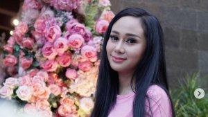 rumah-denise-chariesta-kebakaran-beruntung-tetangga-borong-air-satu-kontainer-untuk-kolam-renang.jpg