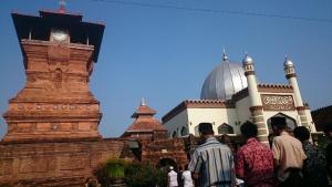 salat-jamaah-di-masjid-menara-kudus_20160309_104102.jpg