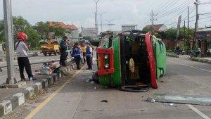 terguling-setelah-menabrak-tiang-PJU.jpg