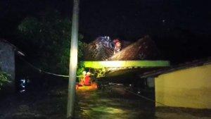 terjebak-banjir-di-atap-rumah-Desa-Kebonharjo.jpg