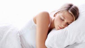 tidur-menggunakan-bantal.jpg