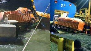 truk-tercebur-di-pelabuhan-saat-gelombang-tinggi.jpg