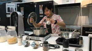 viona-alamanda-sariayu-saat-menunjukkan-produk-lini-cooking-andalan-modena.jpg