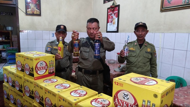 Apes, Widodo Baru Stok Ribuan Botol Miras di GBL Langsung Disita Satpol PP