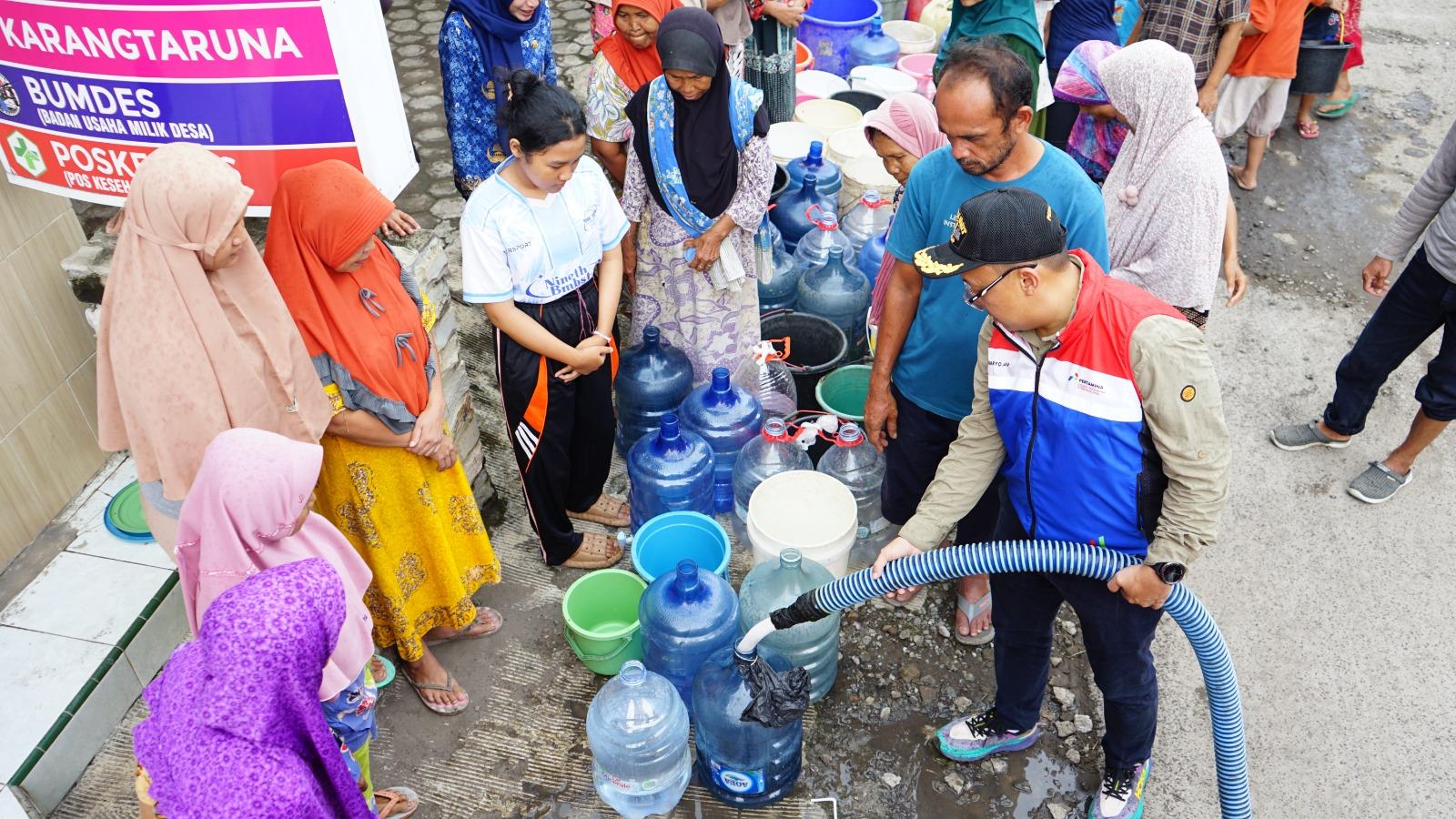 12112025-pertamina-kilang-cilacap-salurkan-air-bersih-di-bumiayu-brebes.jpg
