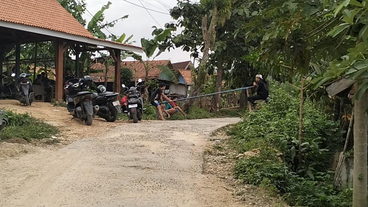 20250106_PENGHADANGAN-Sejumlah-warga-saat-menjaga-portal.jpg