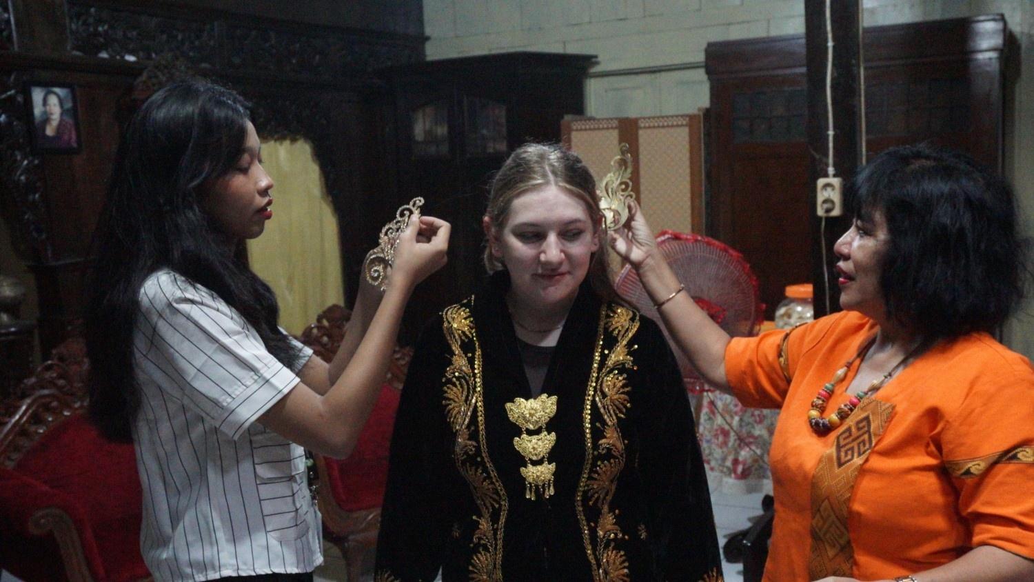 PIBBI & ACICIS Ajak 22 Mahasiswa Asing ke Glawan Semarang Kenalkan Tradisi Manten dan Aksara Jawa