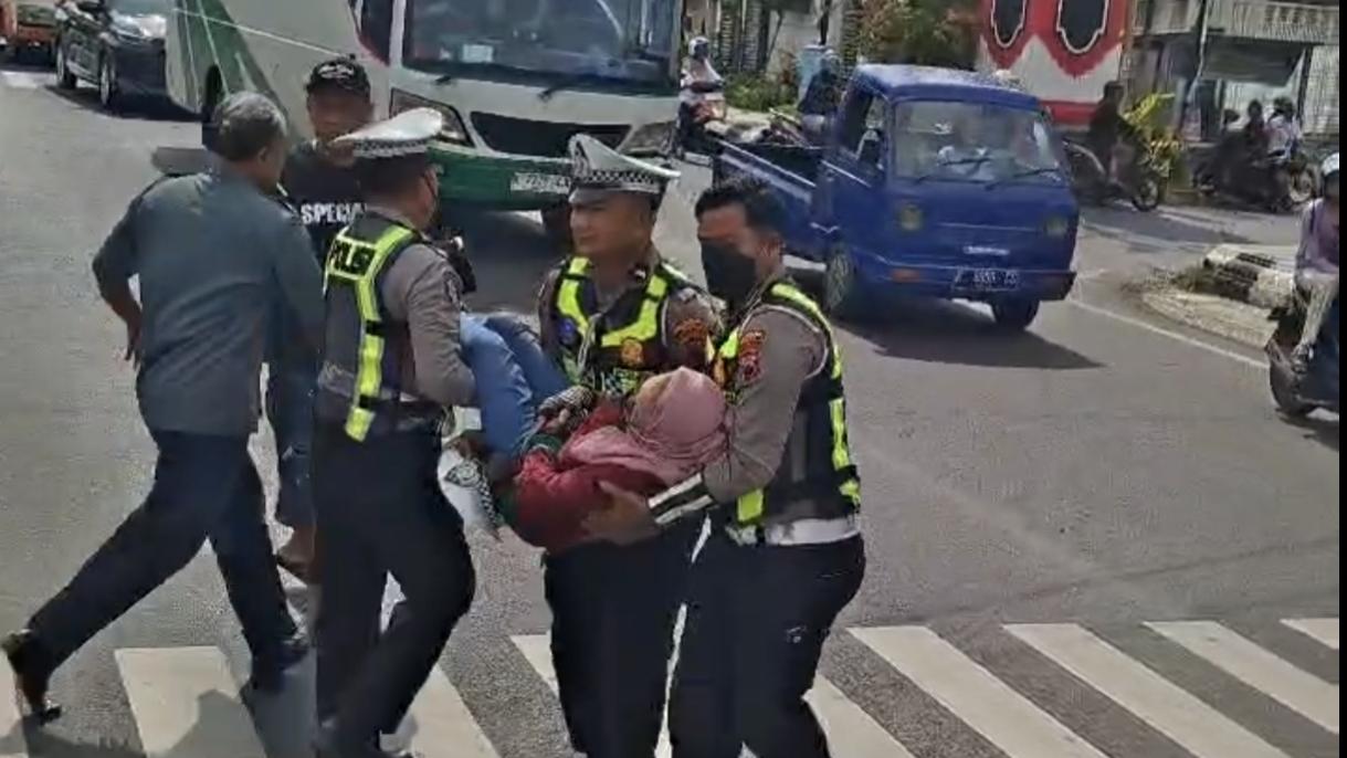 20250107_EVAKUASI-KORBAN-KECELAKAAN-Polisi-mengevakuasi-Siti.jpg