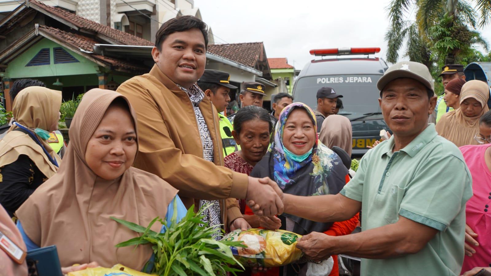 20250115_Bantuan-Beras-Pengungsi-Jepara.jpg
