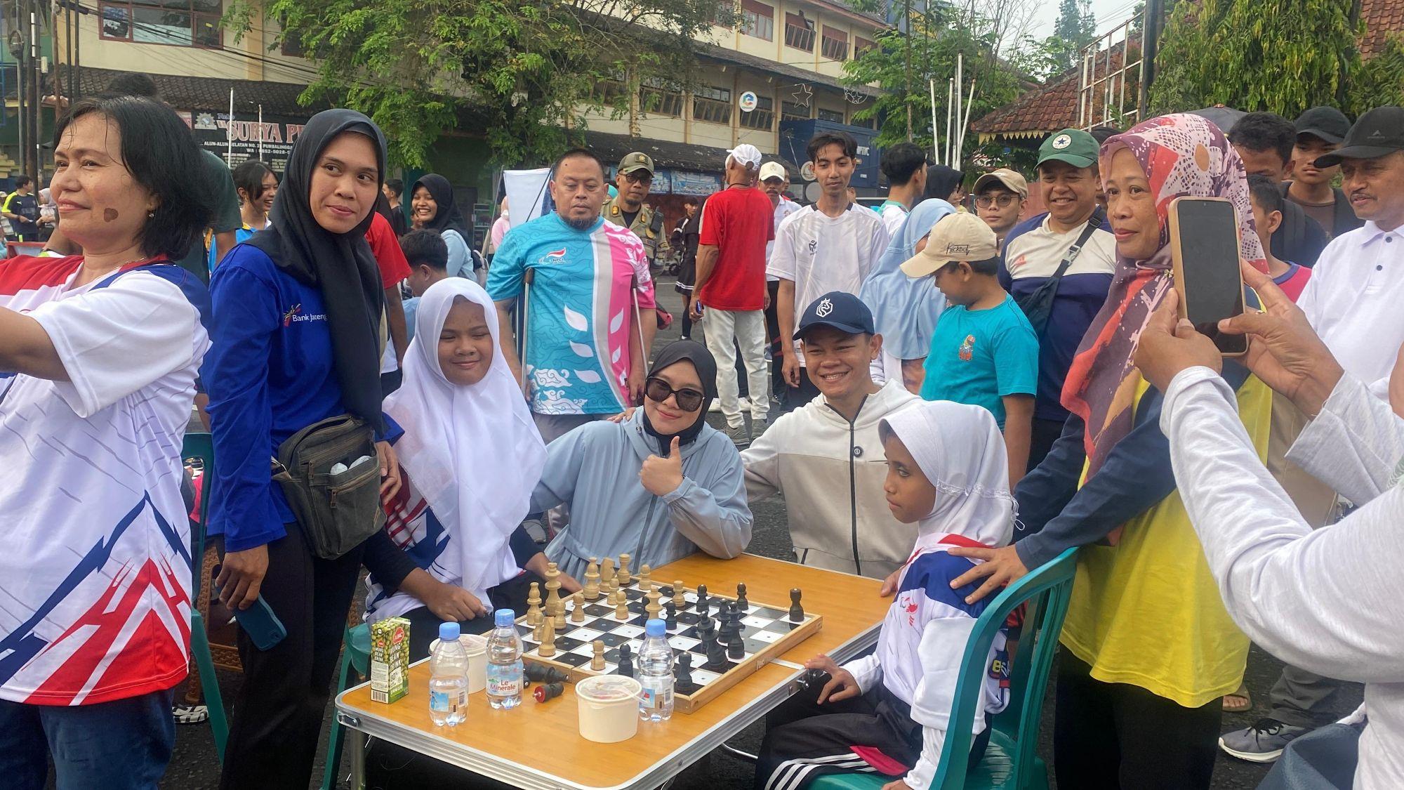 Ikut CFD di Alun-alun Purbalingga, Bupati Berbaur dengan Warga hingga Main Basket dan Badminton