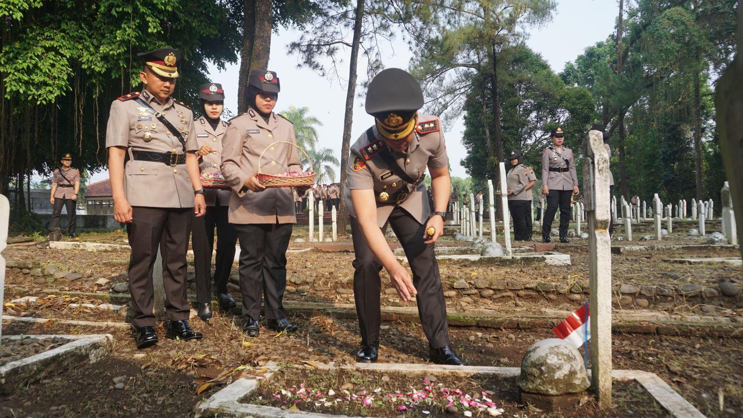Polres Purbalingga Gelar Ziarah di Taman Makam Pahlawan Purbosaroyo Purbalingga 