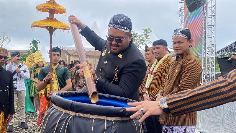Pengambilan Air di Tuk Sikopyah, Wujud Rasa Syukur Masyarakat di Lereng Gunung Slamet