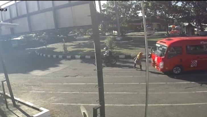 Detik-detik Pejalan Kaki Tewas Ditabrak Mikrobus Feeder Saat Menyeberang di Klipang Raya Semarang