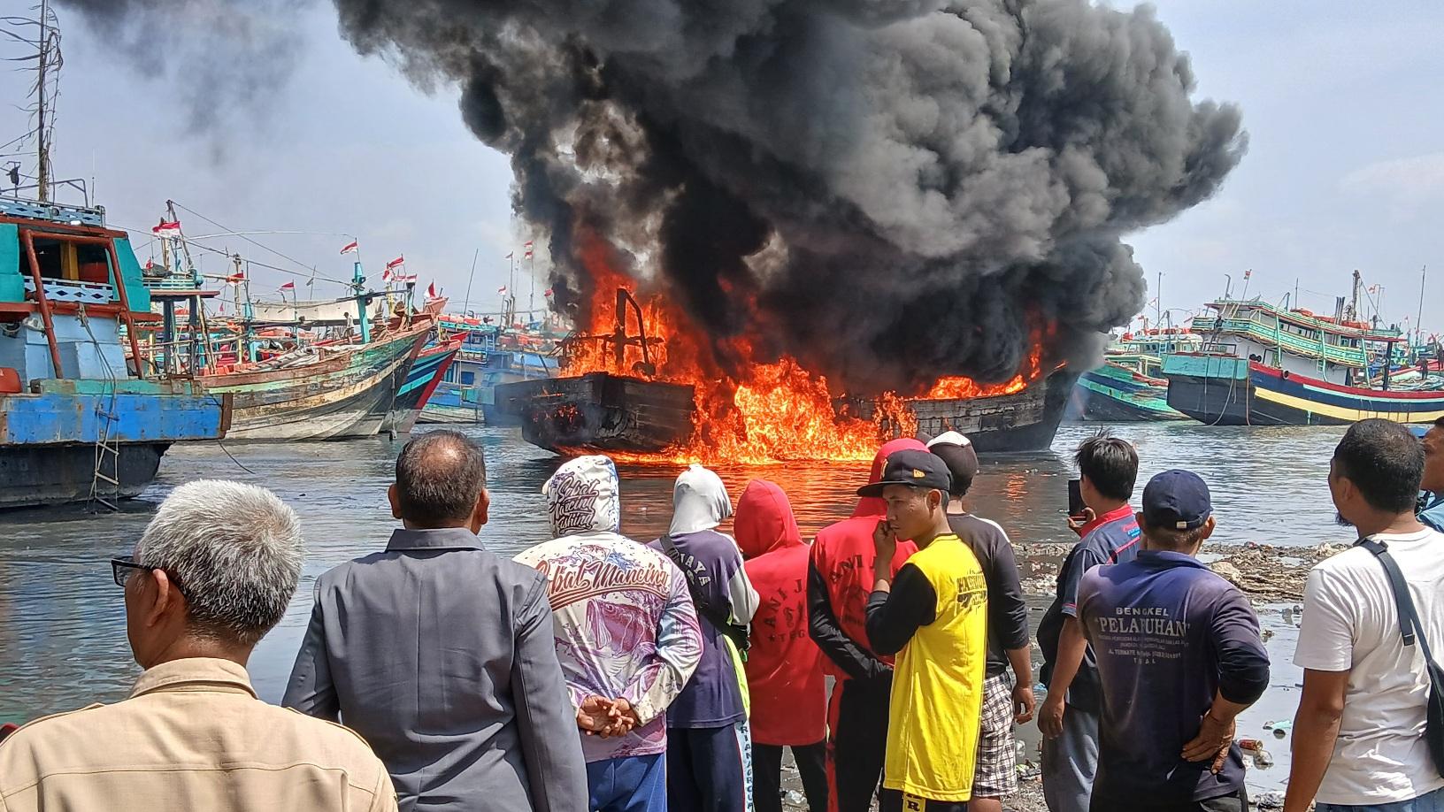 20250714_Kapal-Terbakar-di-Teagl-1.jpg