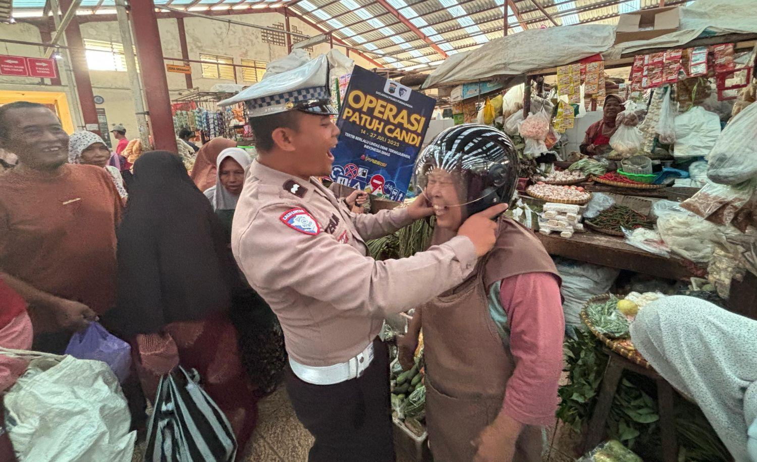 Operasi Patuh Candi 2025, Polisi Bagikan Pamflet hingga Kuis Berhadiah Helm SNI di Purbalingga