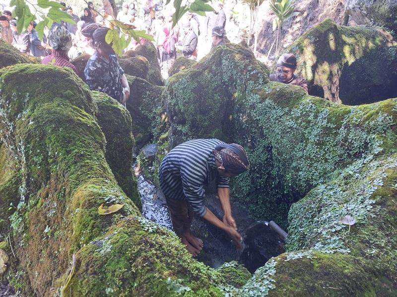 Jelang Hari Jadi ke-200 Wonosobo, Warga Gelar Ritual Pengambilan Air Suci