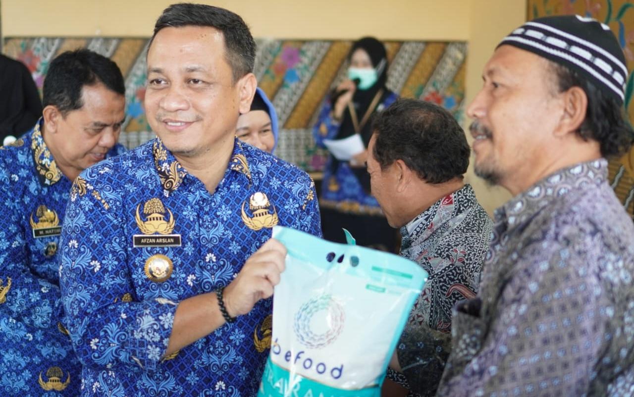20250718_Wali-Kota-Pekalongan-Achmad-Afzan-Arslan-Djunaid-bagikan-beras_1.jpg