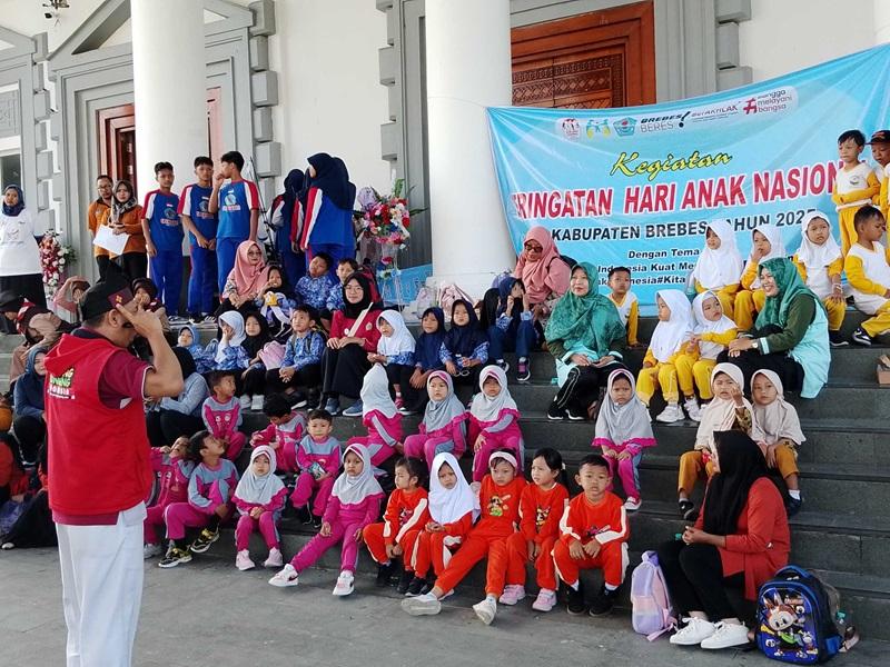 Peringati Hari Anak Nasional, Ratusan Anak di Brebes Asyik Dengarkan Dongeng dari Kak Tedy