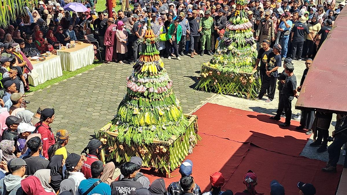 Grebeg Sura Baturraden Pukau 8.000 Pengunjung Berebut Hasil Bumi