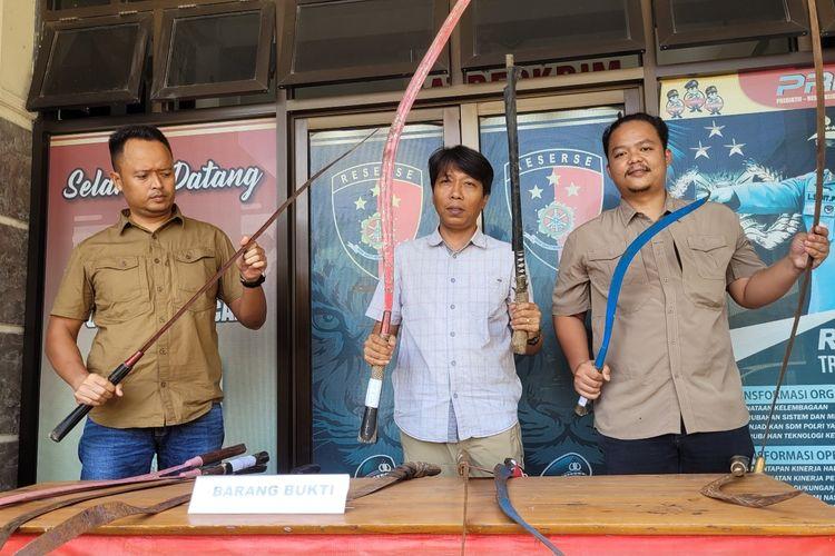 Perang Geng di Cilacap Tewaskan 1 Orang, Polisi Sita 10 Celurit & Parang