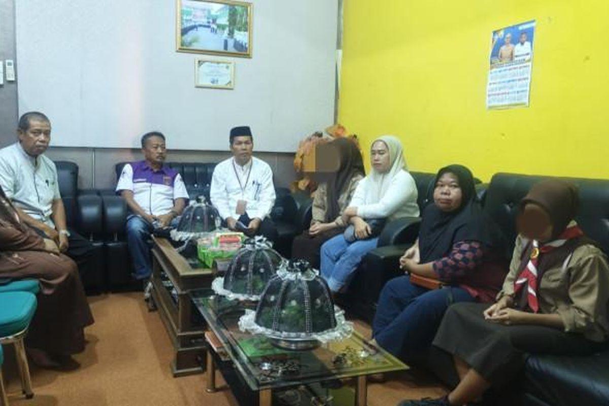 Nasib Dua Siswi SMK Viral Acungkan Jari Tengah di Hadapan Guru, Alumni Mendesak