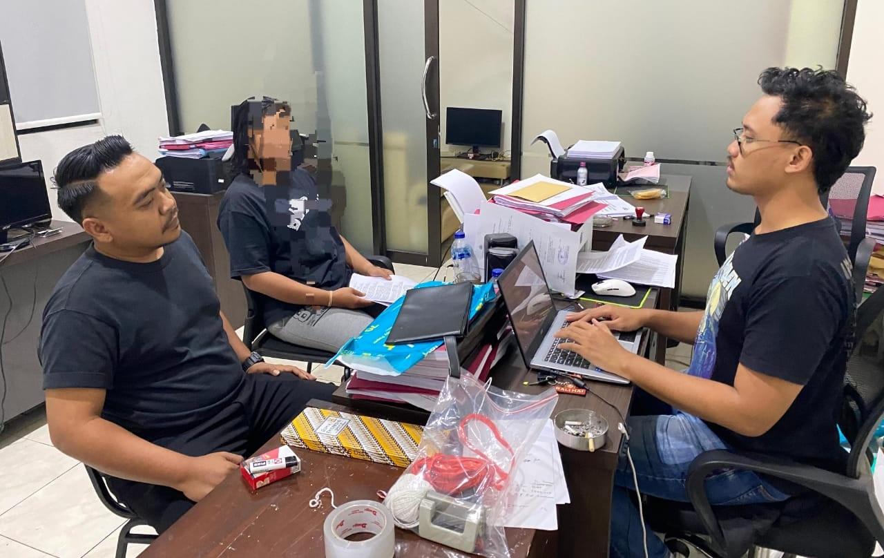 Wanita Residivis Narkoba Ditangkap! Sembunyikan Ribuan Obat Terlarang di Plafon Rumah Banyumas