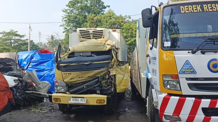 Sopir Ngantuk, Truk Boks Seruduk Tronton di Tol Cipularang, Kernet Tewas