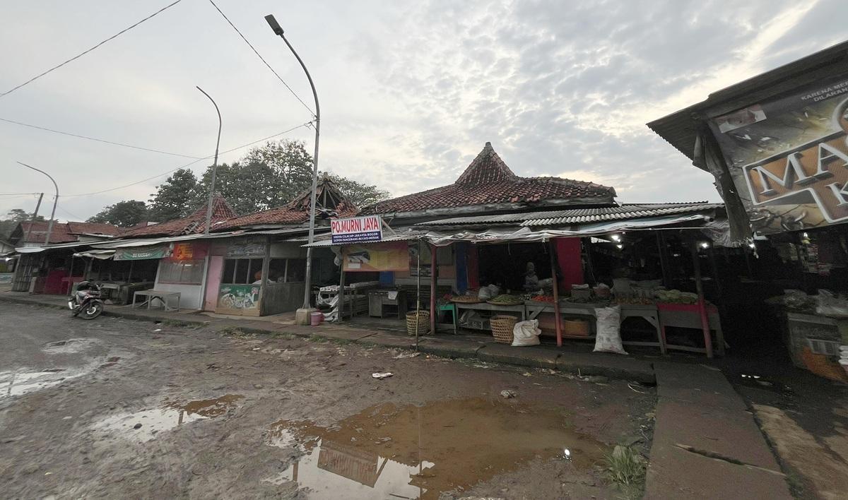 Pembangunan Pasar Kroya Baru 49 Persen, Pedagang Terpaksa Bertahan di Pasar Darurat Becek dan Sepi