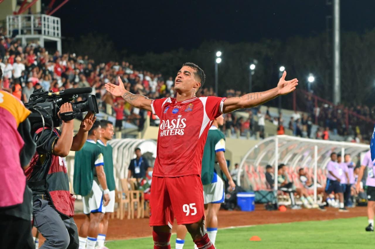 หญิงสาวชุดดำยิ้มเย้ายวน.