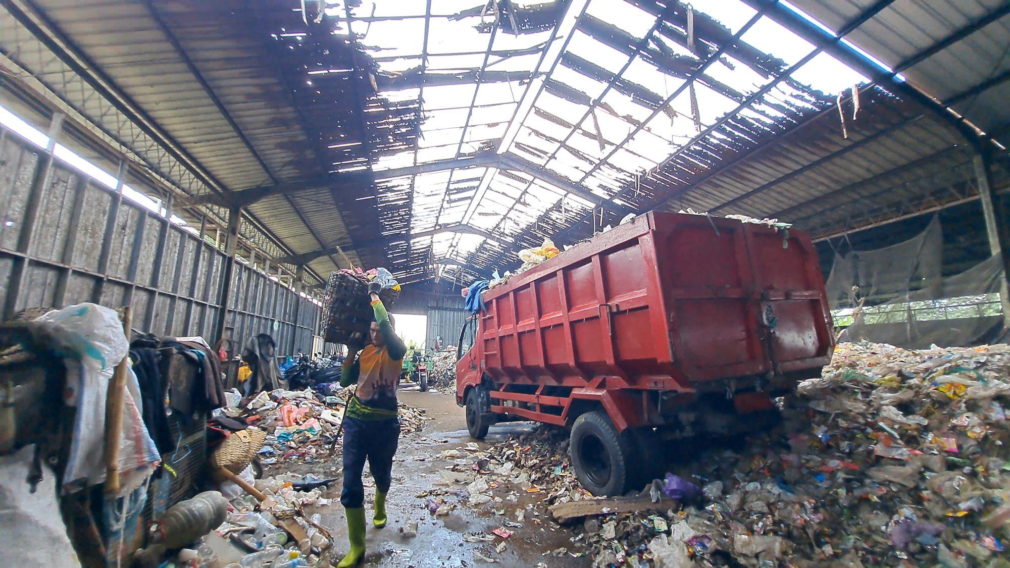 Atap Hanggar Rusak Parah, Pengelolaan Sampah di TPST Sumpiuh Banyumas Terganggu