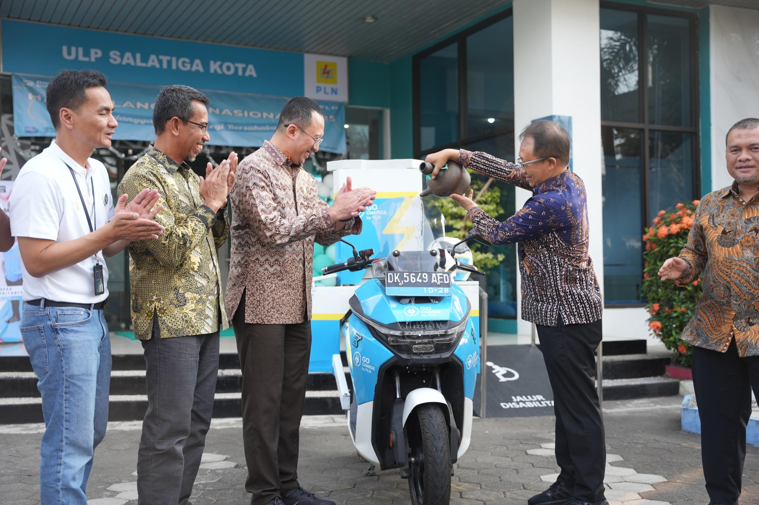 Hari Pelanggan Nasional, Direktur PLN Resmikan Layanan Pengisian Motor Listrik Mobile di Salatiga