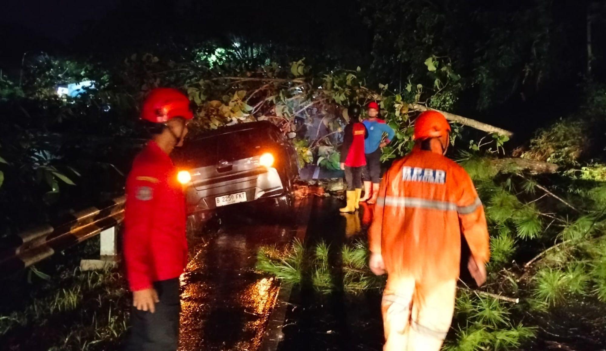 Longsor Hantam Mobil Erdin hingga Nyaris Jatuh ke Sungai Rawalo Banyumas, Untung Ada Pagar Pembatas