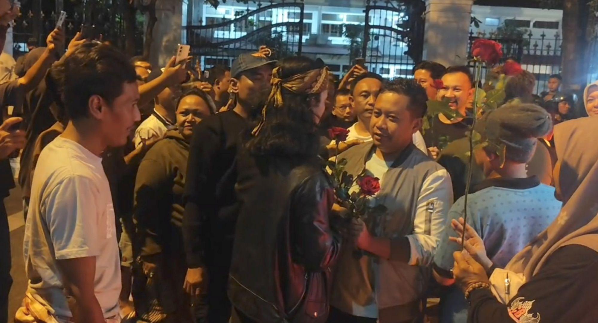 Pulang dari Jakarta, Rombongan Pansus Hak Angket DPRD Pati Disambut dengan Mawar Merah