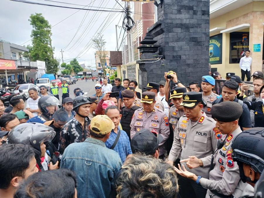 Warga Geruduk Polres Wonosobo Tuntut Pembacok Serda Rahman Dihukum Mati