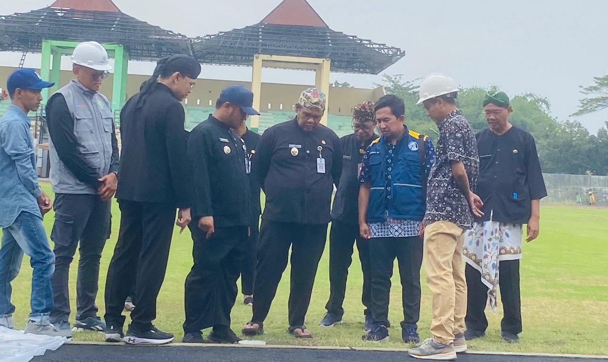 20250915_Bupati-Tegal-Ischak-Maulana-Rohman-monitoring-Running-Track_1.jpg