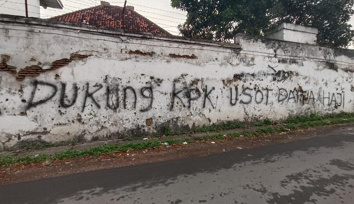 Viral Coretan "Usut Tuntas Dana Haji", Warga Rembang Desak KPK Bertindak