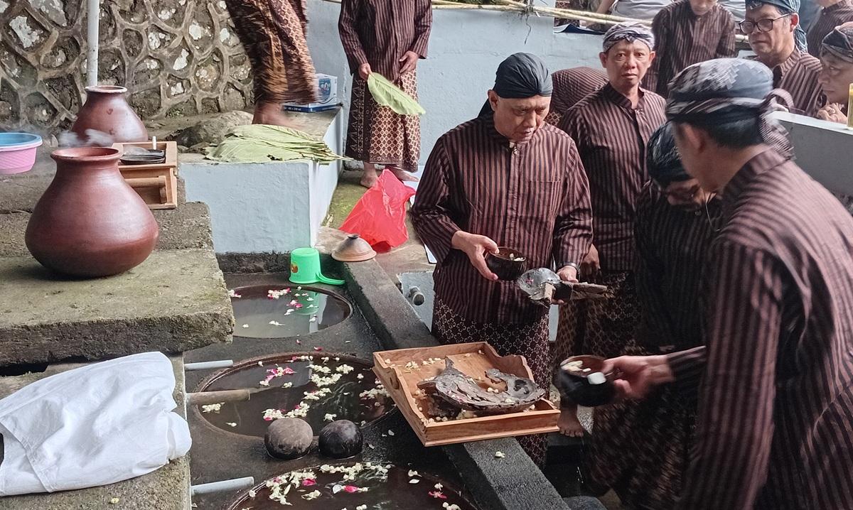 Sebuah Pelana Kuda dan Mata Air Abadi: Memahami Tradisi Guyang Cekatak, Pengingat Jasa Sunan Muria