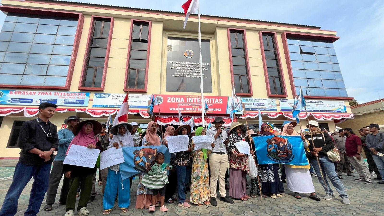 Puluhan Nelayan dan Petani Ujungalang Protes Sengketa Lahan di Kantor BPN Cilacap