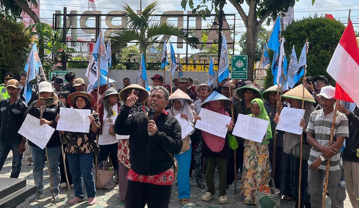 Memanas! Puluhan Nelayan dan Petani Ujungalang Protes Sengketa Lahan di Kantor BPN Cilacap