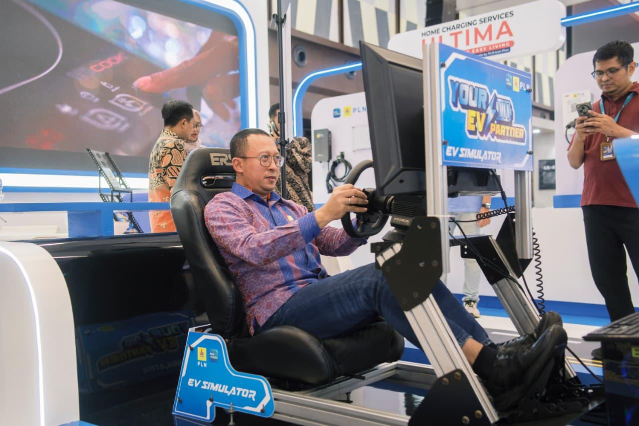 PLN Hadirkan Pengalaman Berkendara Mobil Listrik dan Home Charging di GIIAS 2025