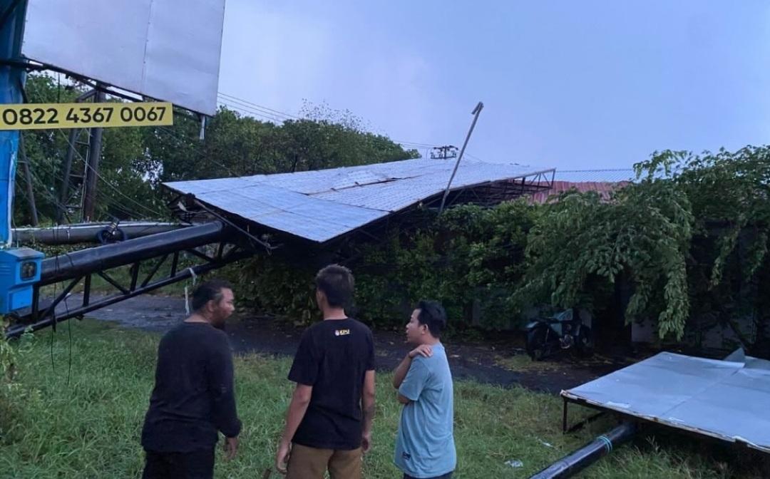 20250929_pohon-dan-baliho-roboh-akibat-hujan-deras-di-Demak_1.jpg