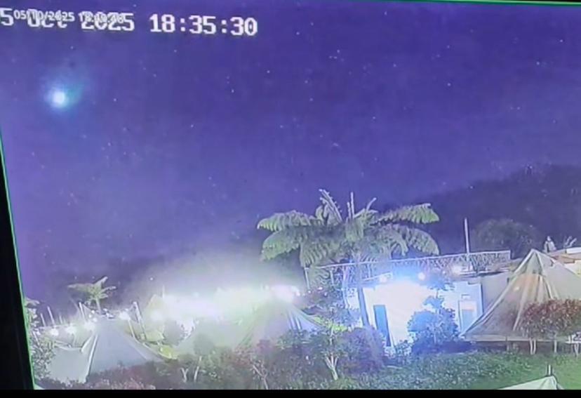 Viral Cahaya Hijau Kebiruan Meluncur di Langit Jawa pada Sabtu Malam, Ada yang Dengar Dentuman - Tribunjateng.com