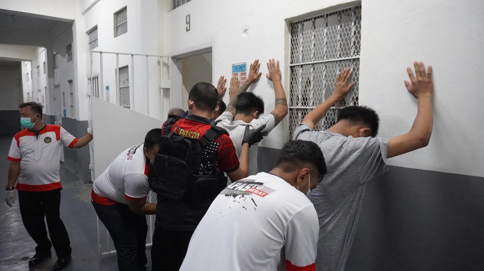 Razia Malam di Lapas Purwokerto, Petugas Pastikan Blok Hunian Aman dan Terkendali