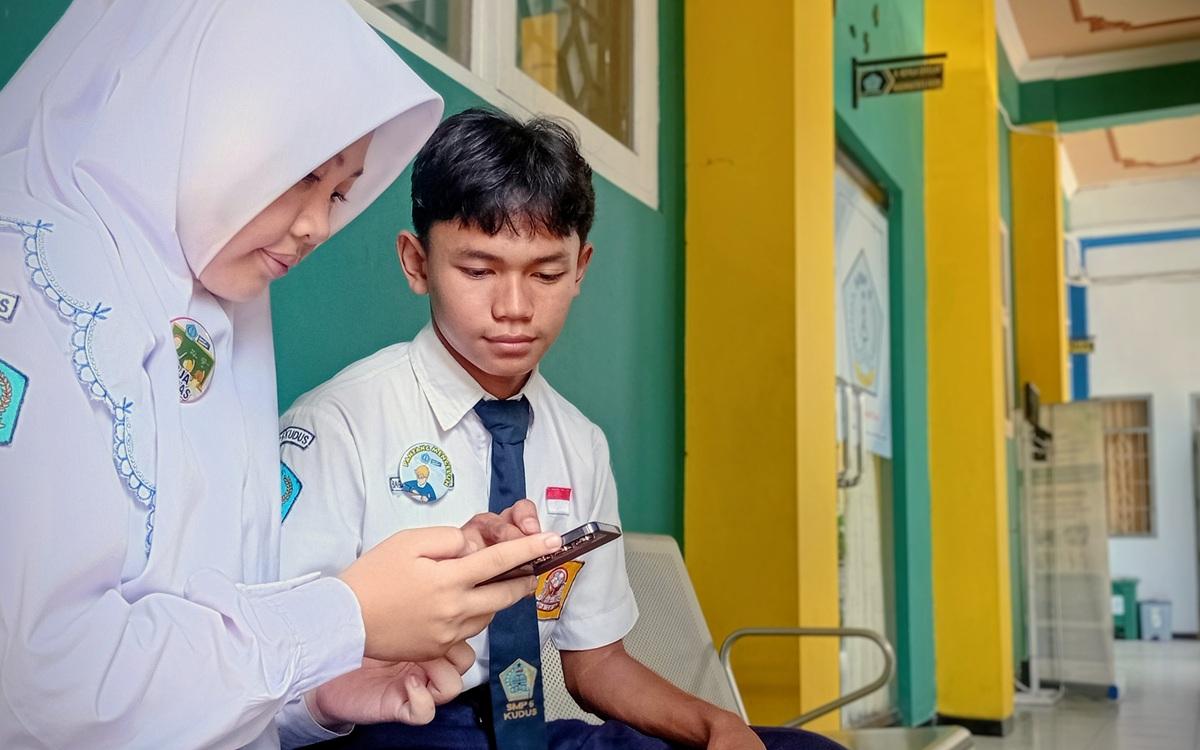 20251015_Siswa-SMPN-5-Kudus-mengakses-aplikasi-Si-Andung-Esmaku_1.jpg